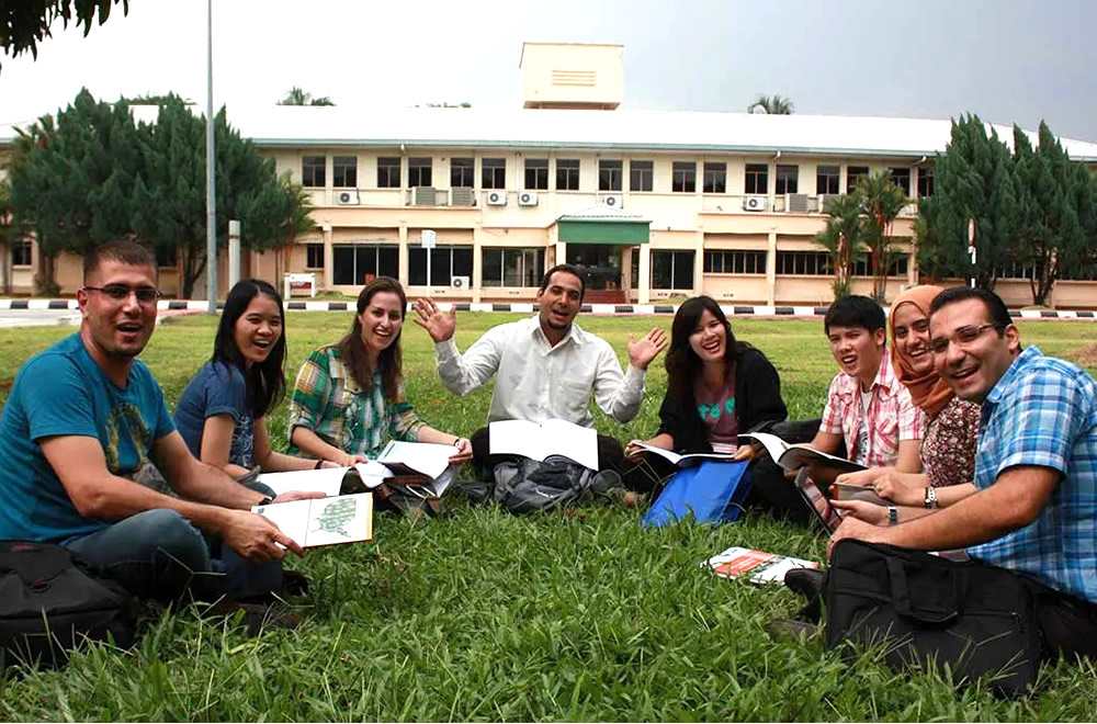 マレーシアプトラ大学校講師と学生